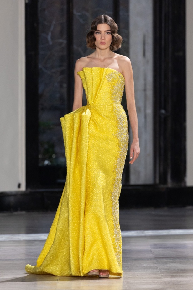 رحلة "STARDUST"... مجموعة أزياء طوني ورد الراقية لربيع وصيف 2023