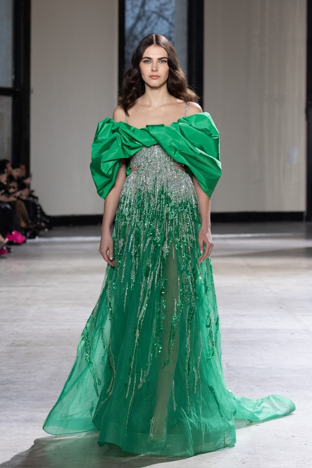 رحلة "STARDUST"... مجموعة أزياء طوني ورد الراقية لربيع وصيف 2023