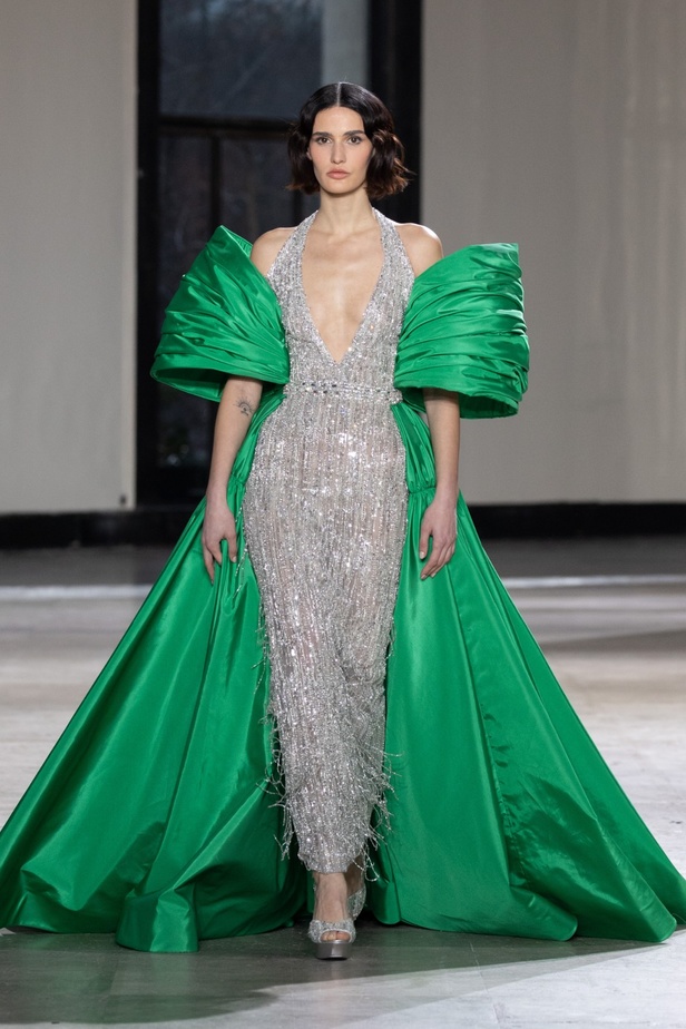 رحلة "STARDUST"... مجموعة أزياء طوني ورد الراقية لربيع وصيف 2023