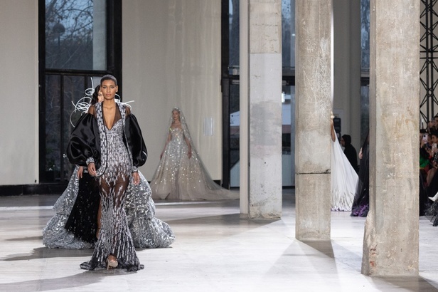 رحلة "STARDUST"... مجموعة أزياء طوني ورد الراقية لربيع وصيف 2023