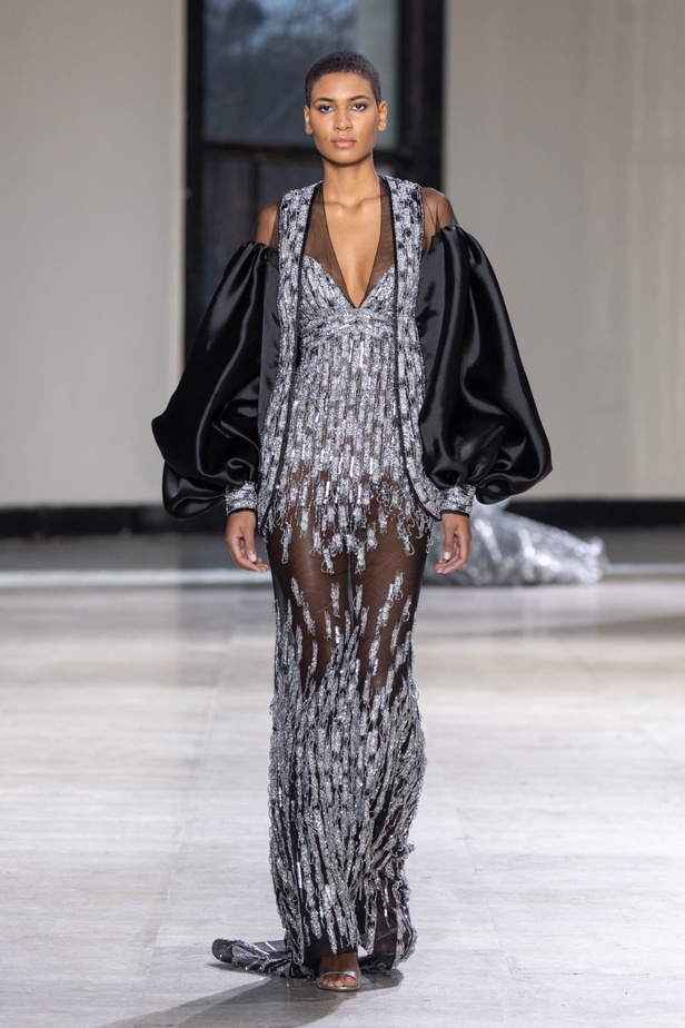 رحلة "STARDUST"... مجموعة أزياء طوني ورد الراقية لربيع وصيف 2023