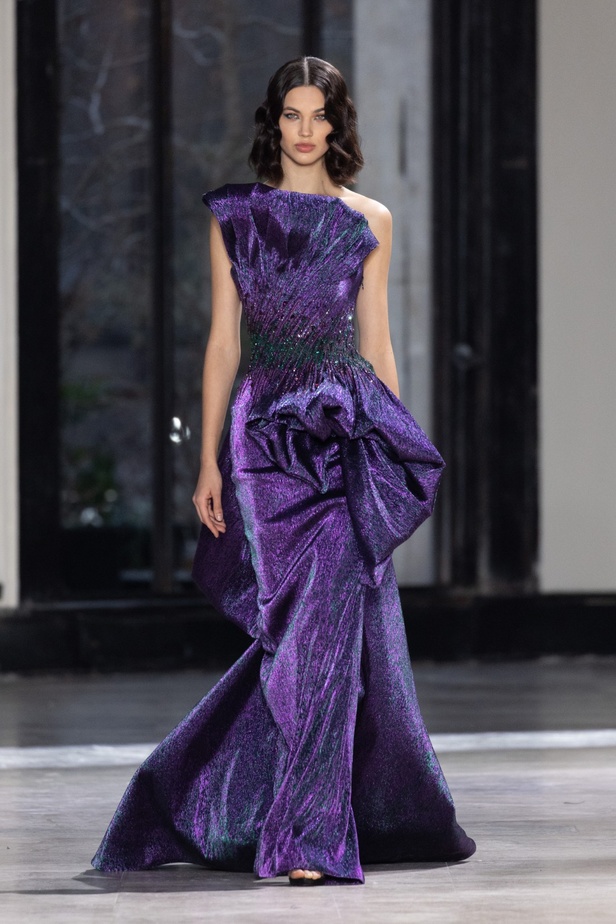 رحلة "STARDUST"... مجموعة أزياء طوني ورد الراقية لربيع وصيف 2023