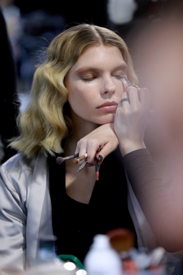 رحلة "STARDUST"... مجموعة أزياء طوني ورد الراقية لربيع وصيف 2023