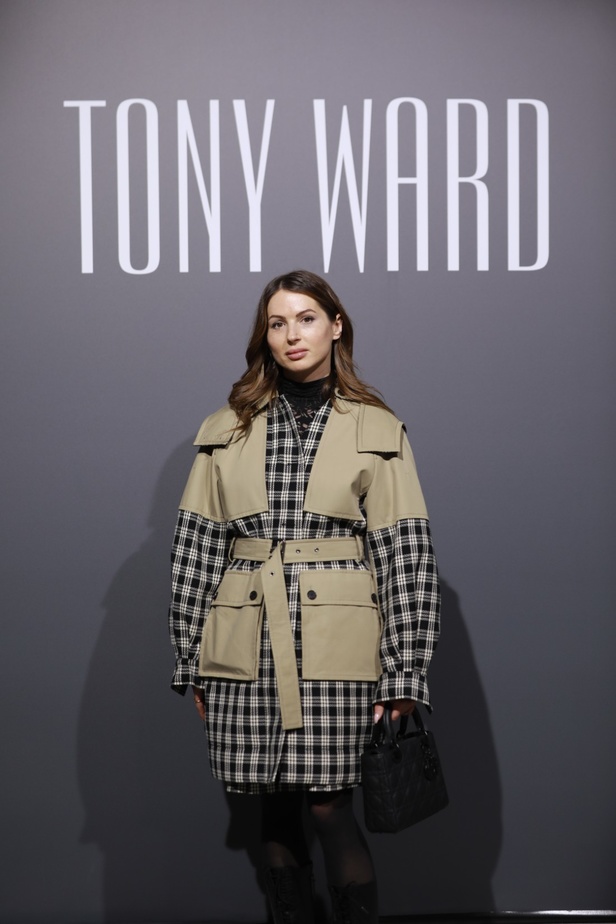 رحلة "STARDUST"... مجموعة أزياء طوني ورد الراقية لربيع وصيف 2023