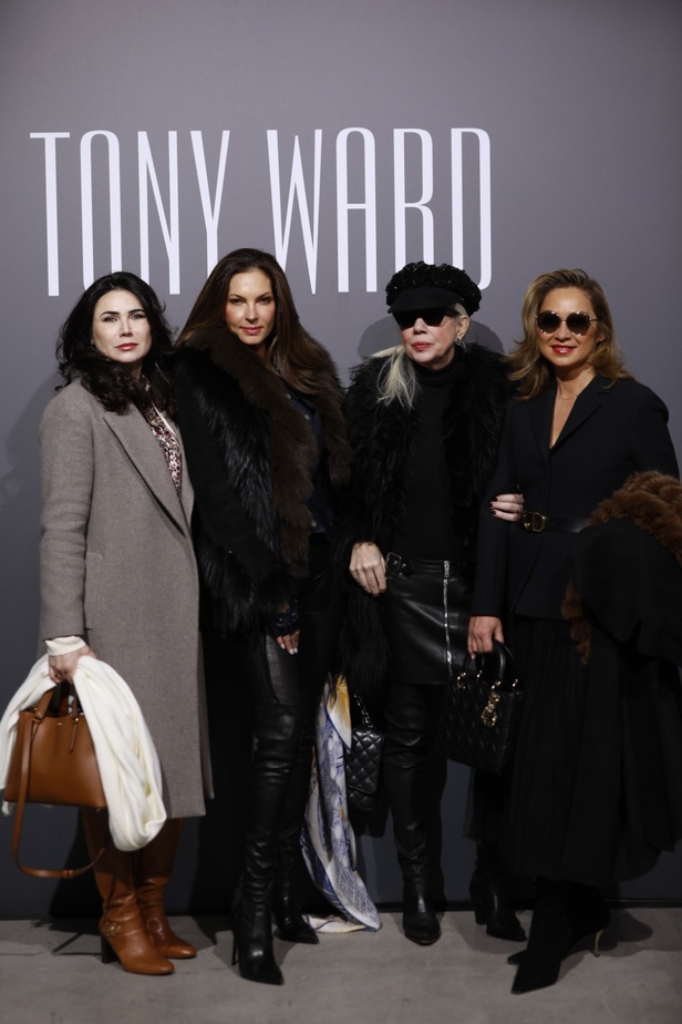 رحلة "STARDUST"... مجموعة أزياء طوني ورد الراقية لربيع وصيف 2023