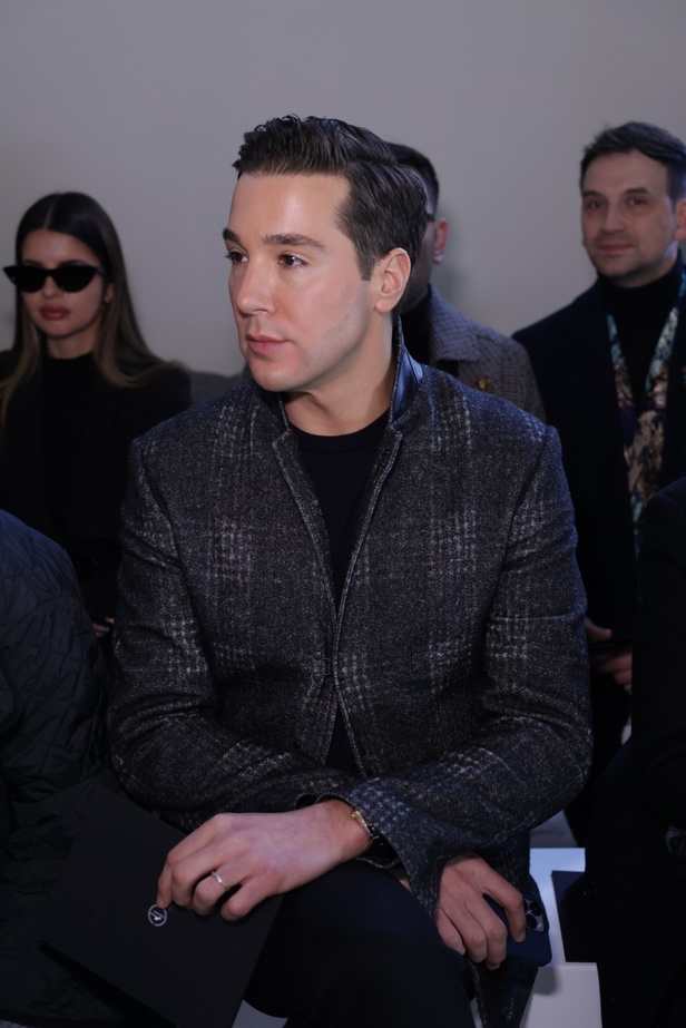 رحلة "STARDUST"... مجموعة أزياء طوني ورد الراقية لربيع وصيف 2023