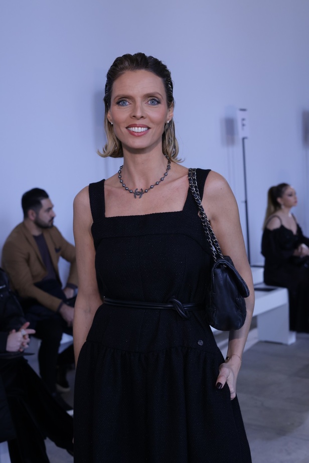 رحلة "STARDUST"... مجموعة أزياء طوني ورد الراقية لربيع وصيف 2023