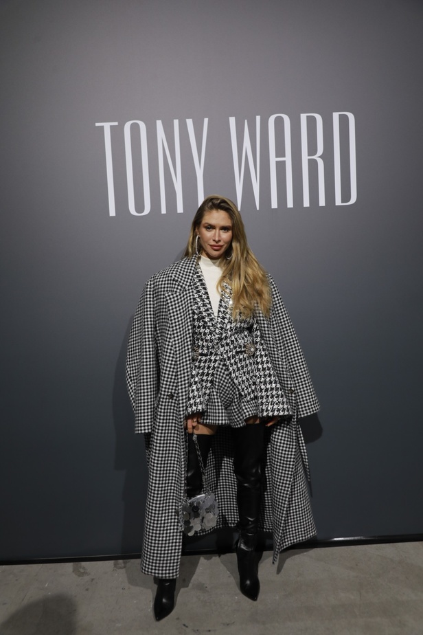 رحلة "STARDUST"... مجموعة أزياء طوني ورد الراقية لربيع وصيف 2023