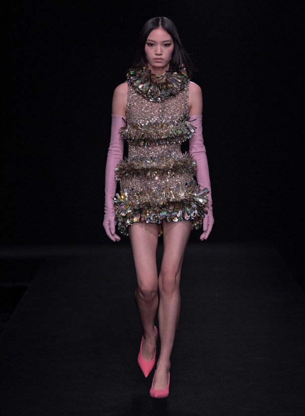 مجموعة Valentino لربيع وصيف 2023 أفكار جريئة وإعادة تعريف للأزياء الراقية