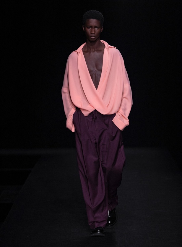 مجموعة Valentino لربيع وصيف 2023 أفكار جريئة وإعادة تعريف للأزياء الراقية