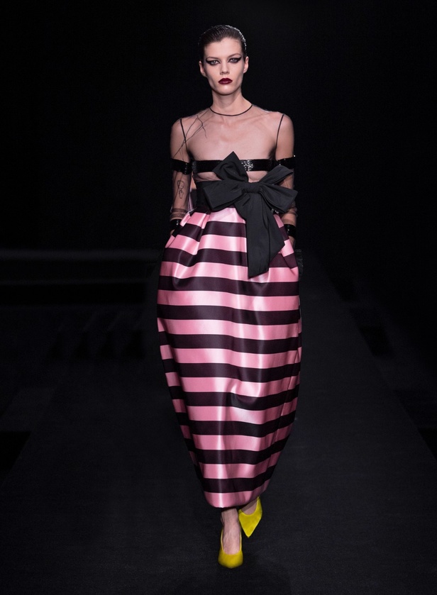 مجموعة Valentino لربيع وصيف 2023 أفكار جريئة وإعادة تعريف للأزياء الراقية