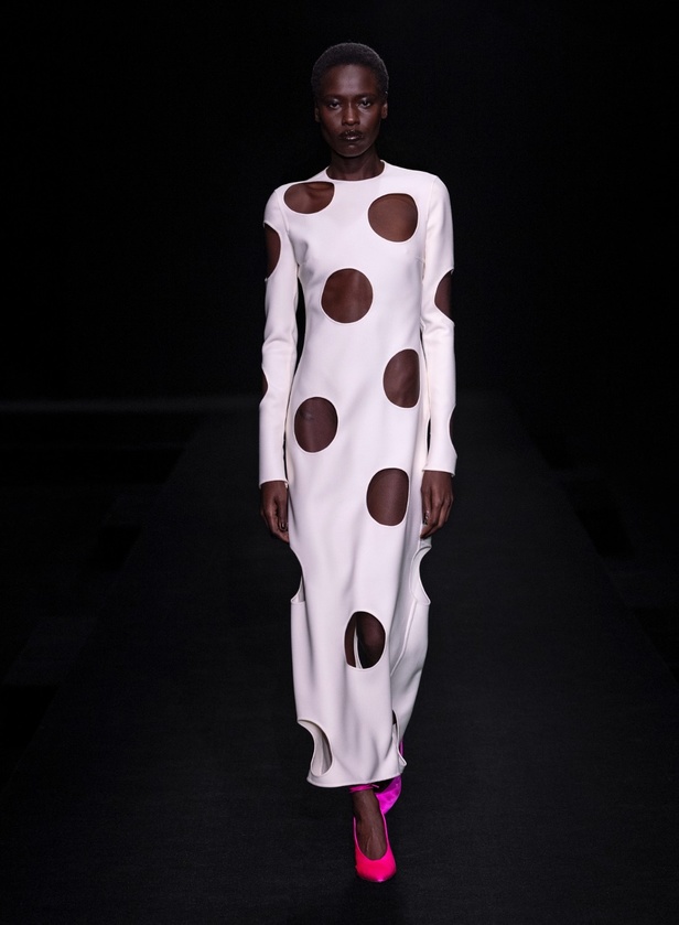 مجموعة Valentino لربيع وصيف 2023 أفكار جريئة وإعادة تعريف للأزياء الراقية