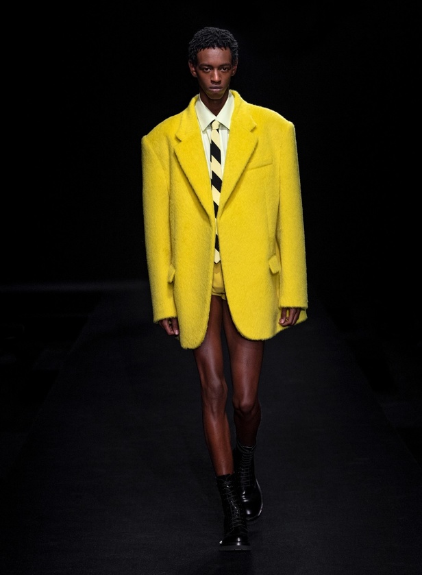 مجموعة Valentino لربيع وصيف 2023 أفكار جريئة وإعادة تعريف للأزياء الراقية