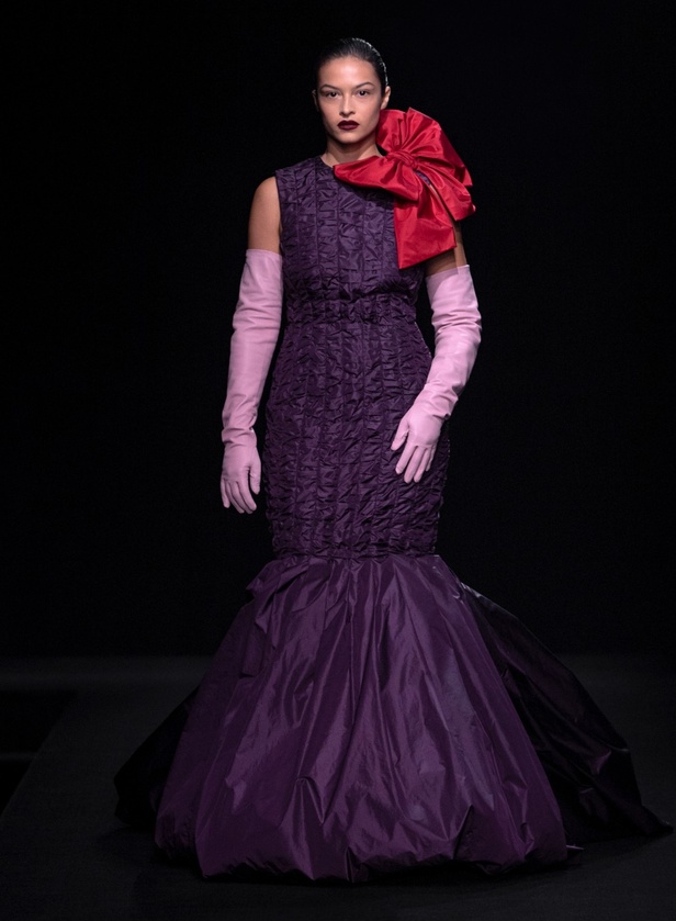 مجموعة Valentino لربيع وصيف 2023 أفكار جريئة وإعادة تعريف للأزياء الراقية