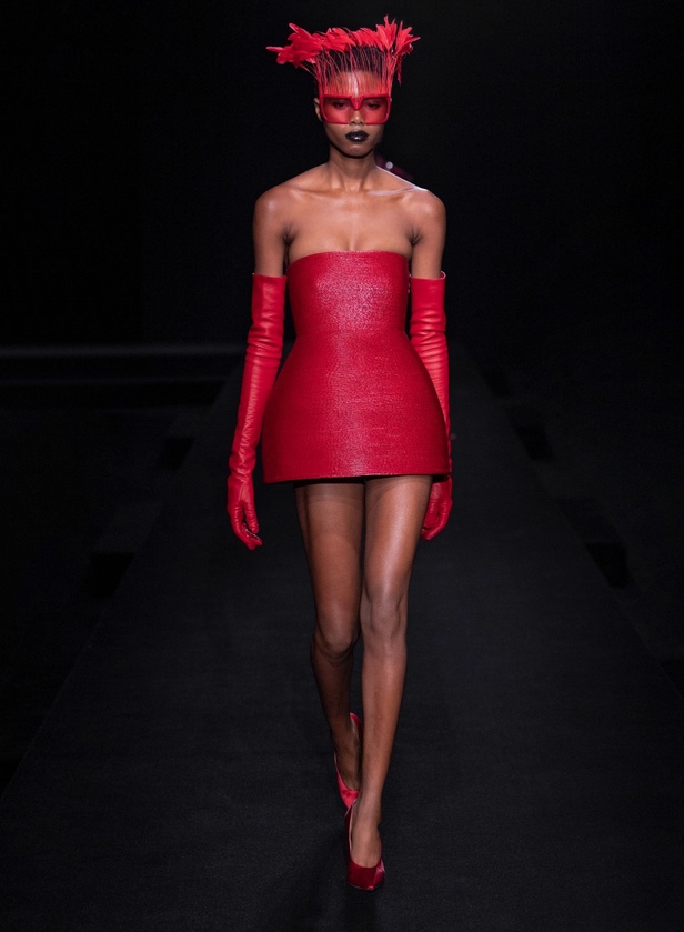 مجموعة Valentino لربيع وصيف 2023 أفكار جريئة وإعادة تعريف للأزياء الراقية