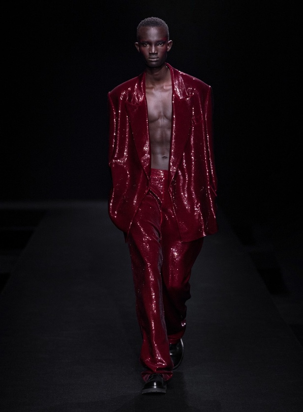 مجموعة Valentino لربيع وصيف 2023 أفكار جريئة وإعادة تعريف للأزياء الراقية