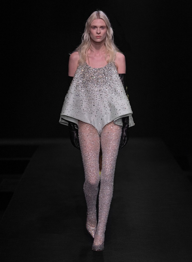 مجموعة Valentino لربيع وصيف 2023 أفكار جريئة وإعادة تعريف للأزياء الراقية