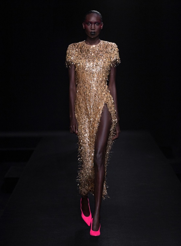 مجموعة Valentino لربيع وصيف 2023 أفكار جريئة وإعادة تعريف للأزياء الراقية