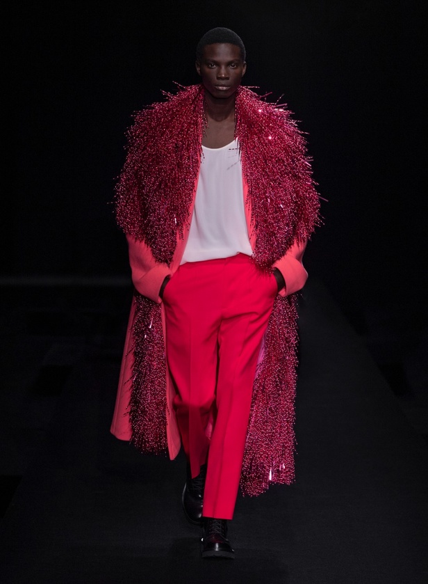 مجموعة Valentino لربيع وصيف 2023 أفكار جريئة وإعادة تعريف للأزياء الراقية