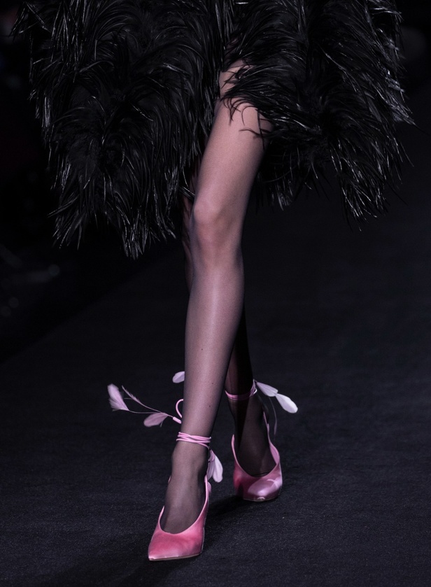 مجموعة Valentino لربيع وصيف 2023 أفكار جريئة وإعادة تعريف للأزياء الراقية