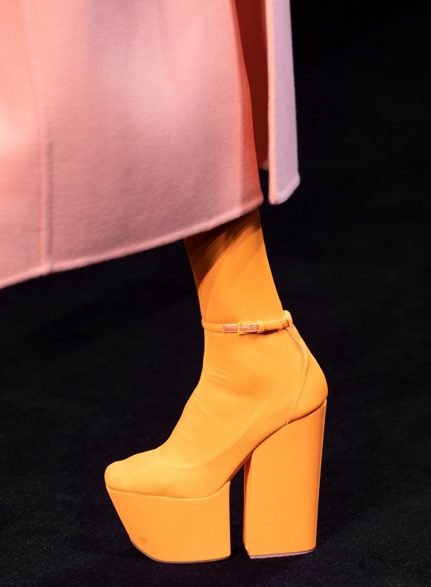 مجموعة Valentino لربيع وصيف 2023 أفكار جريئة وإعادة تعريف للأزياء الراقية