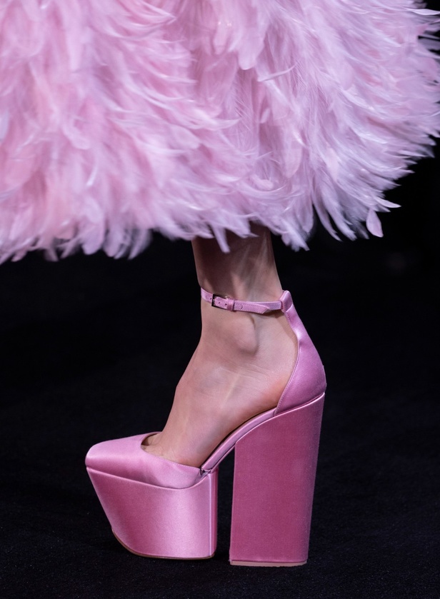 مجموعة Valentino لربيع وصيف 2023 أفكار جريئة وإعادة تعريف للأزياء الراقية