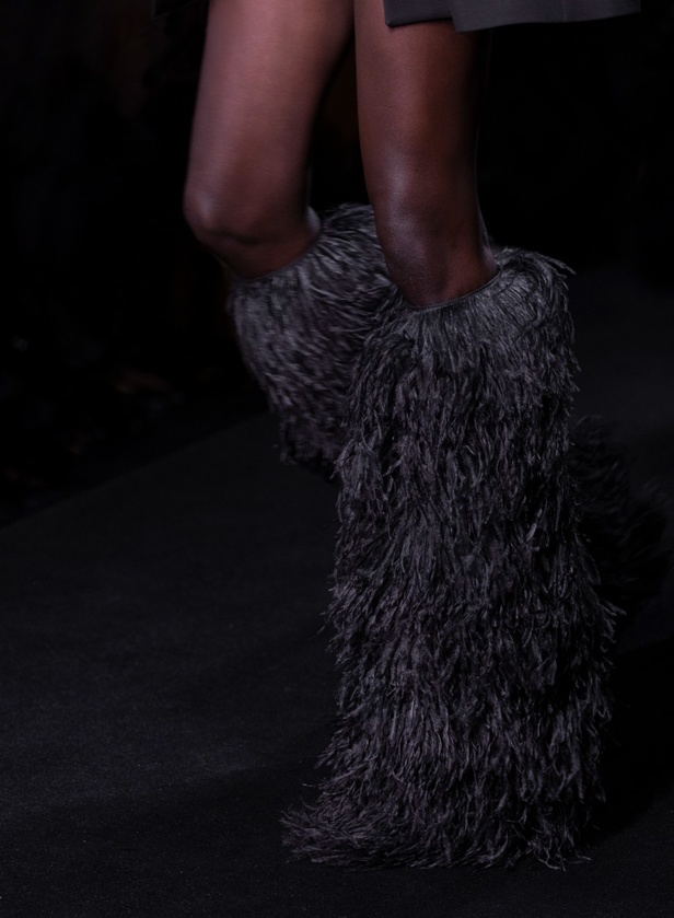 مجموعة Valentino لربيع وصيف 2023 أفكار جريئة وإعادة تعريف للأزياء الراقية