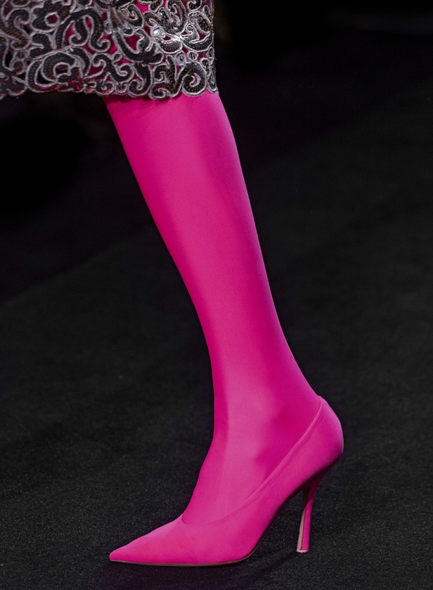 مجموعة Valentino لربيع وصيف 2023 أفكار جريئة وإعادة تعريف للأزياء الراقية