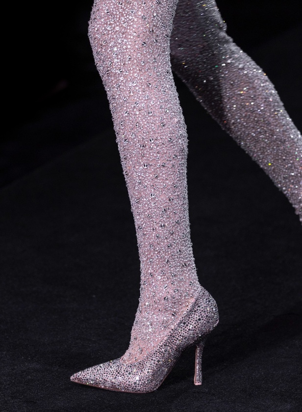 مجموعة Valentino لربيع وصيف 2023 أفكار جريئة وإعادة تعريف للأزياء الراقية