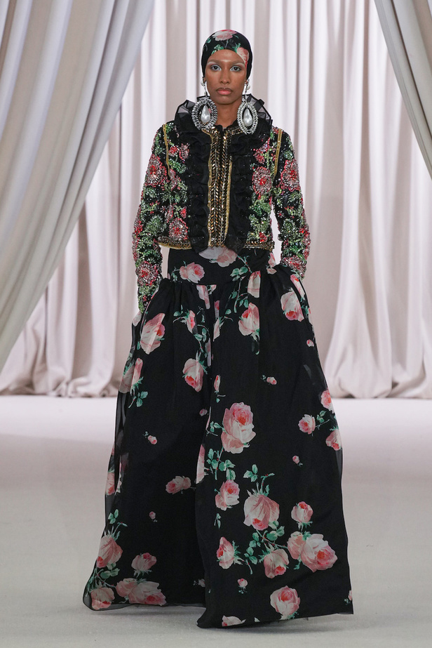 من عرض جيامباتيستا فالي للهوت كوتور لربيع وصيف 2023