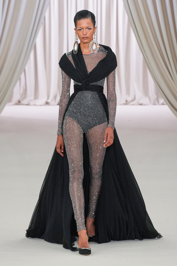 من عرض جيامباتيستا فالي للهوت كوتور لربيع وصيف 2023