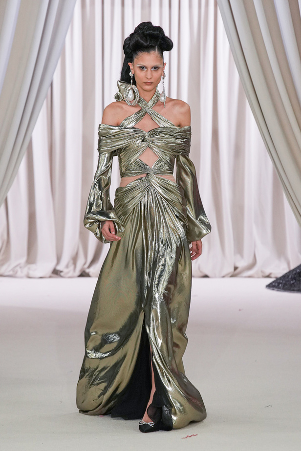 من عرض جيامباتيستا فالي للهوت كوتور لربيع وصيف 2023