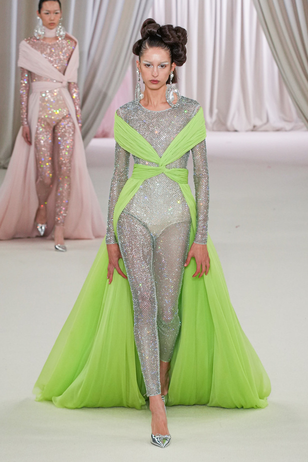 من عرض جيامباتيستا فالي للهوت كوتور لربيع وصيف 2023