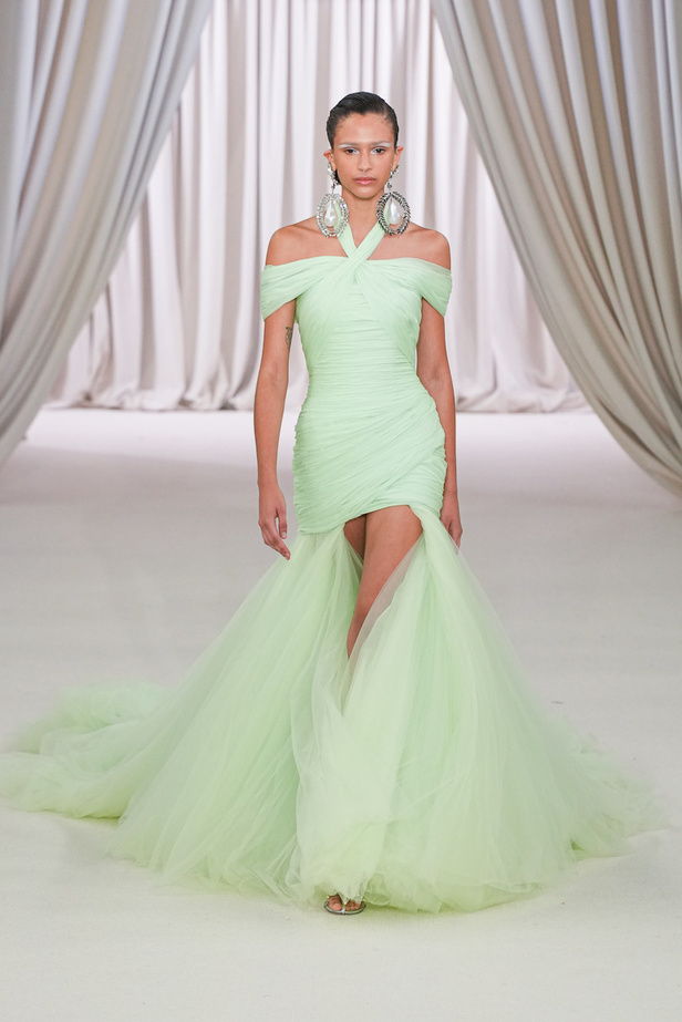 من عرض جيامباتيستا فالي للهوت كوتور لربيع وصيف 2023