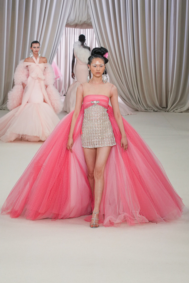 من عرض جيامباتيستا فالي للهوت كوتور لربيع وصيف 2023