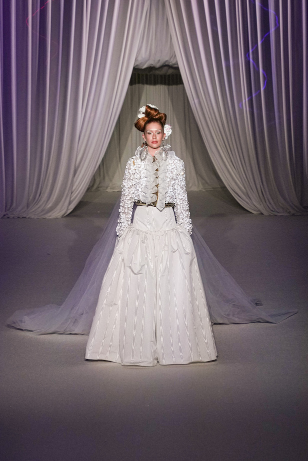 من عرض جيامباتيستا فالي للهوت كوتور لربيع وصيف 2023