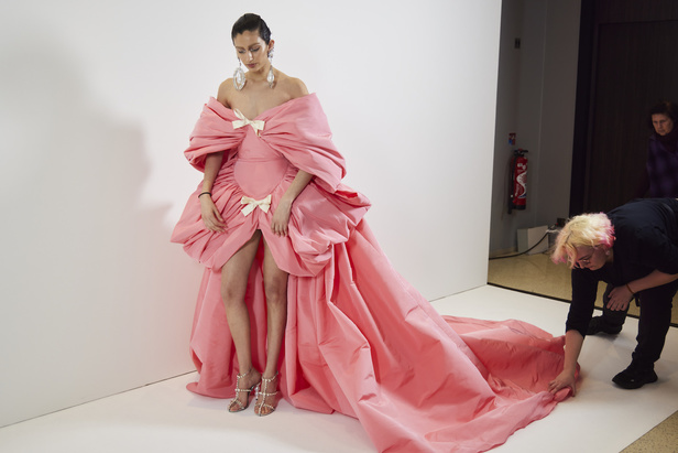 مجموعة جيامباتيستا فالي للهوت كوتور لربيع وصيف 2023