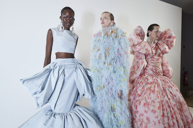 مجموعة جيامباتيستا فالي للهوت كوتور لربيع وصيف 2023