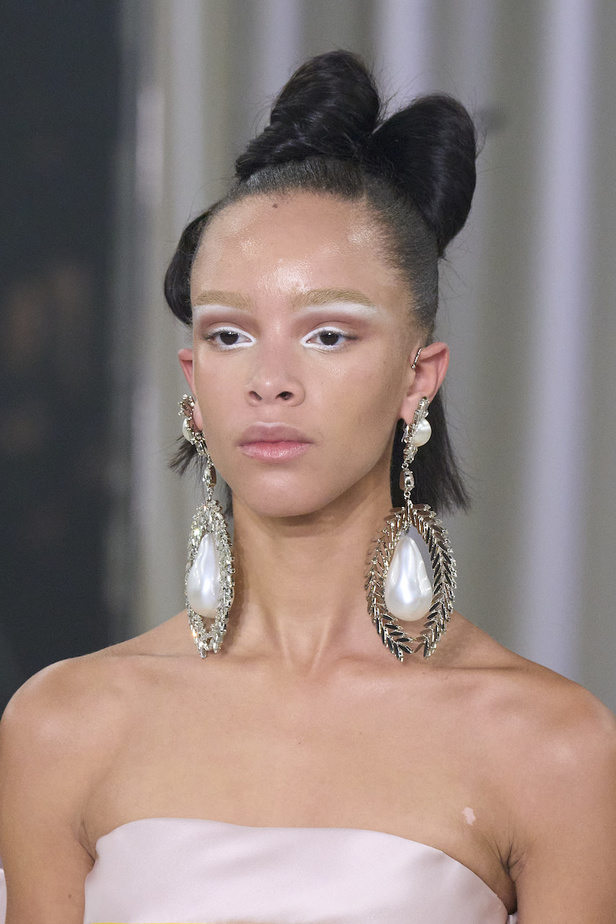 مجموعة جيامباتيستا فالي للهوت كوتور لربيع وصيف 2023