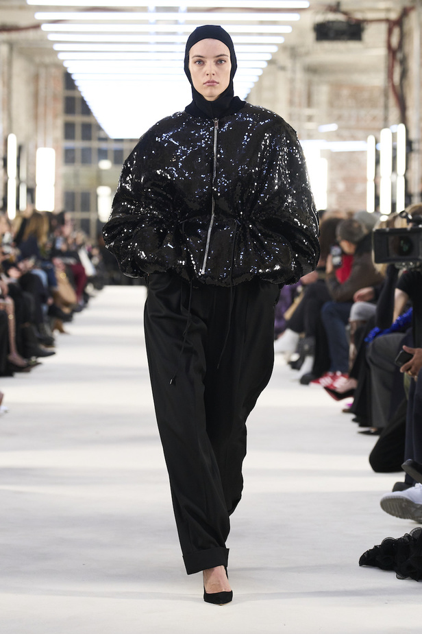 من عرض الكسندر فوتييه للهوت كوتو لربيع وصيف 2023