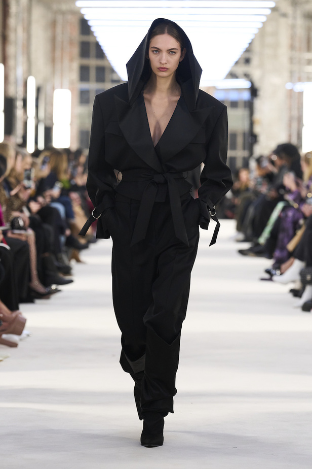 من عرض الكسندر فوتييه للهوت كوتو لربيع وصيف 2023