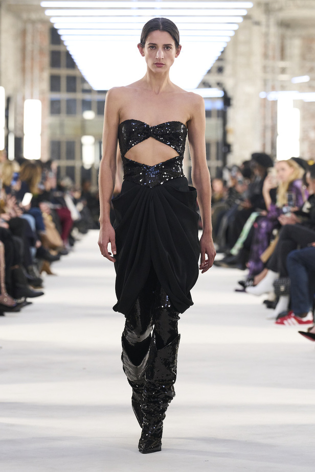 من عرض الكسندر فوتييه للهوت كوتو لربيع وصيف 2023