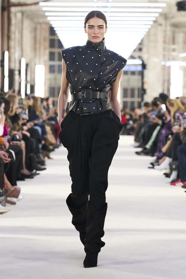 من عرض الكسندر فوتييه للهوت كوتو لربيع وصيف 2023