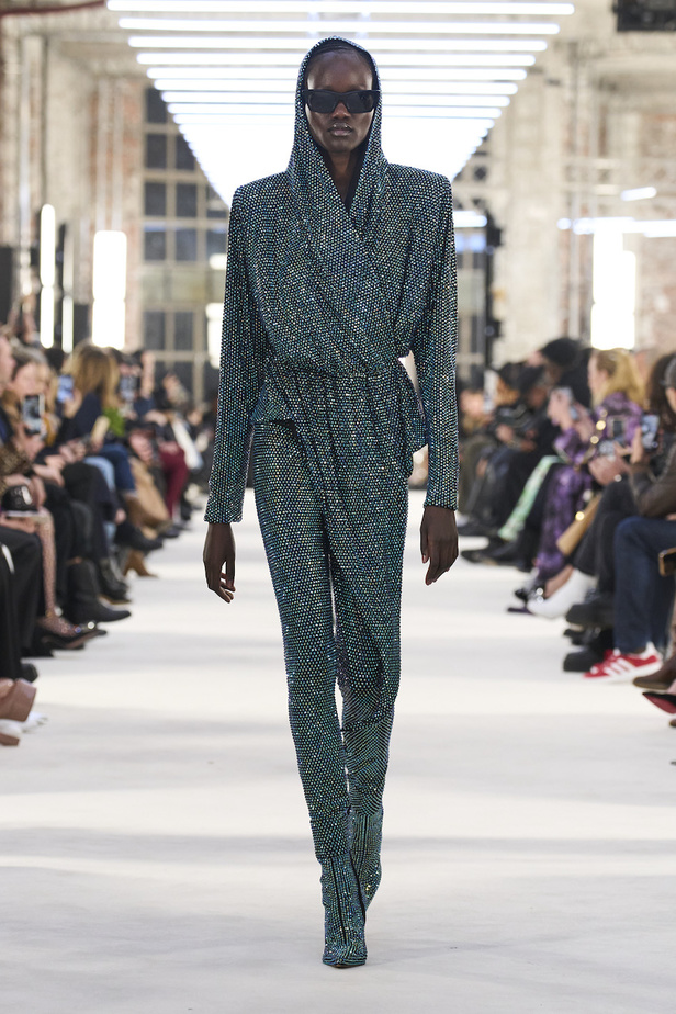 من عرض الكسندر فوتييه للهوت كوتو لربيع وصيف 2023