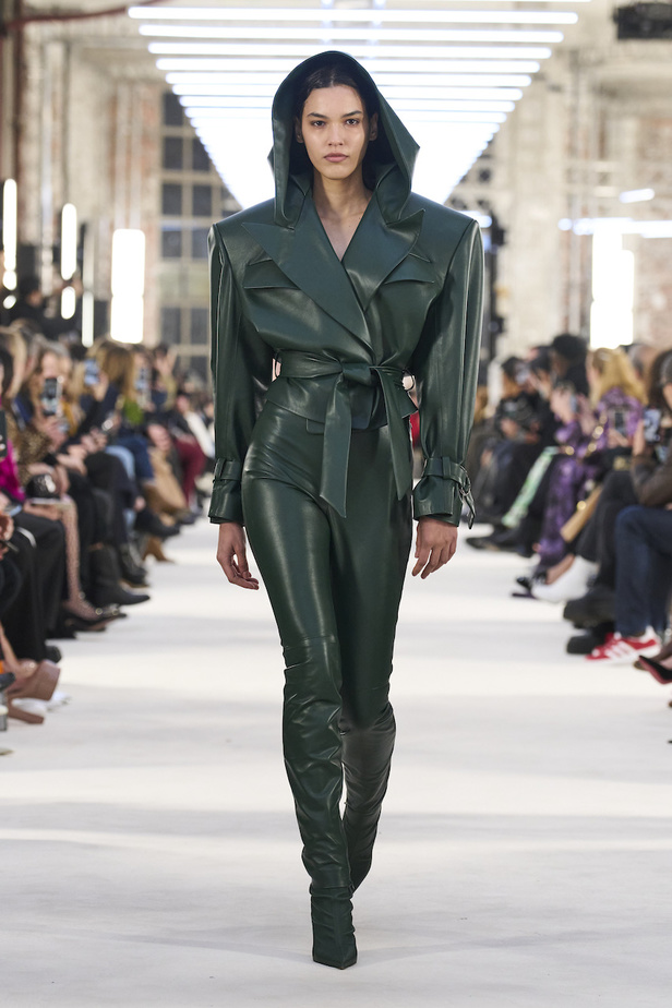 من عرض الكسندر فوتييه للهوت كوتو لربيع وصيف 2023