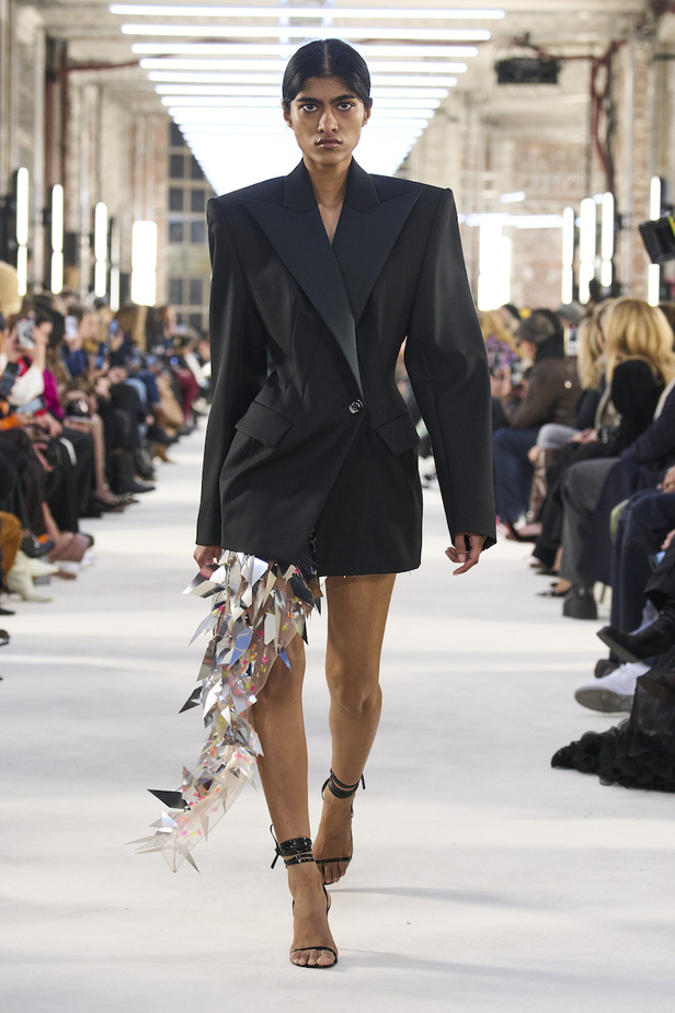 من عرض الكسندر فوتييه للهوت كوتو لربيع وصيف 2023