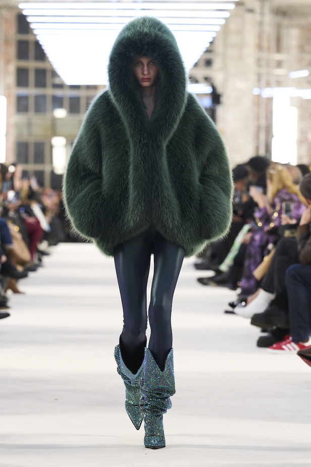 من عرض الكسندر فوتييه للهوت كوتو لربيع وصيف 2023