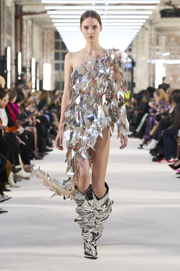 من عرض الكسندر فوتييه للهوت كوتو لربيع وصيف 2023