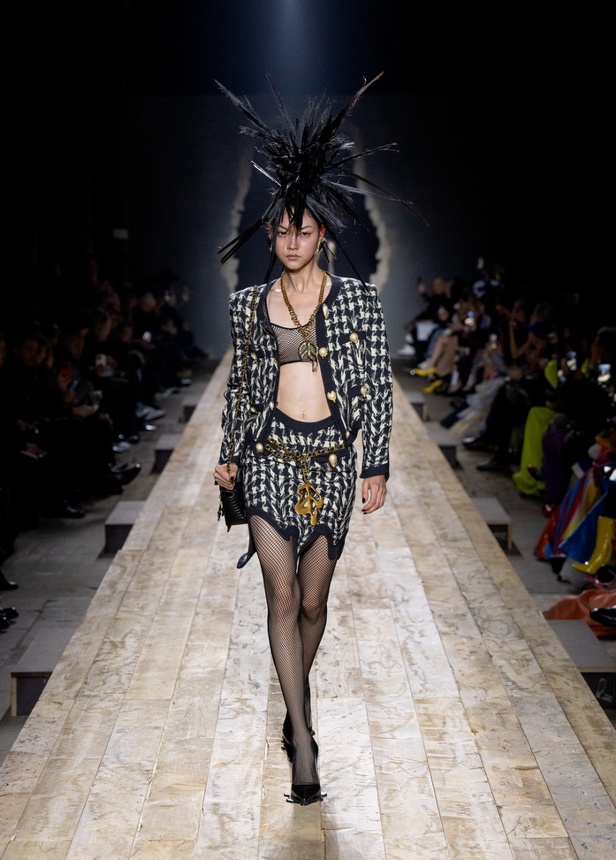 مجموعة موسكينو لخريف وشتاء 2023... فن الرسام سيلفادور دالي السريالي يضيف لمسة جديدة لرؤية الدار الجمالية