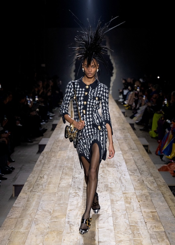 مجموعة موسكينو لخريف وشتاء 2023... فن الرسام سيلفادور دالي السريالي يضيف لمسة جديدة لرؤية الدار الجمالية